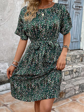 Robe imprimée à col rond et ceinture nouée